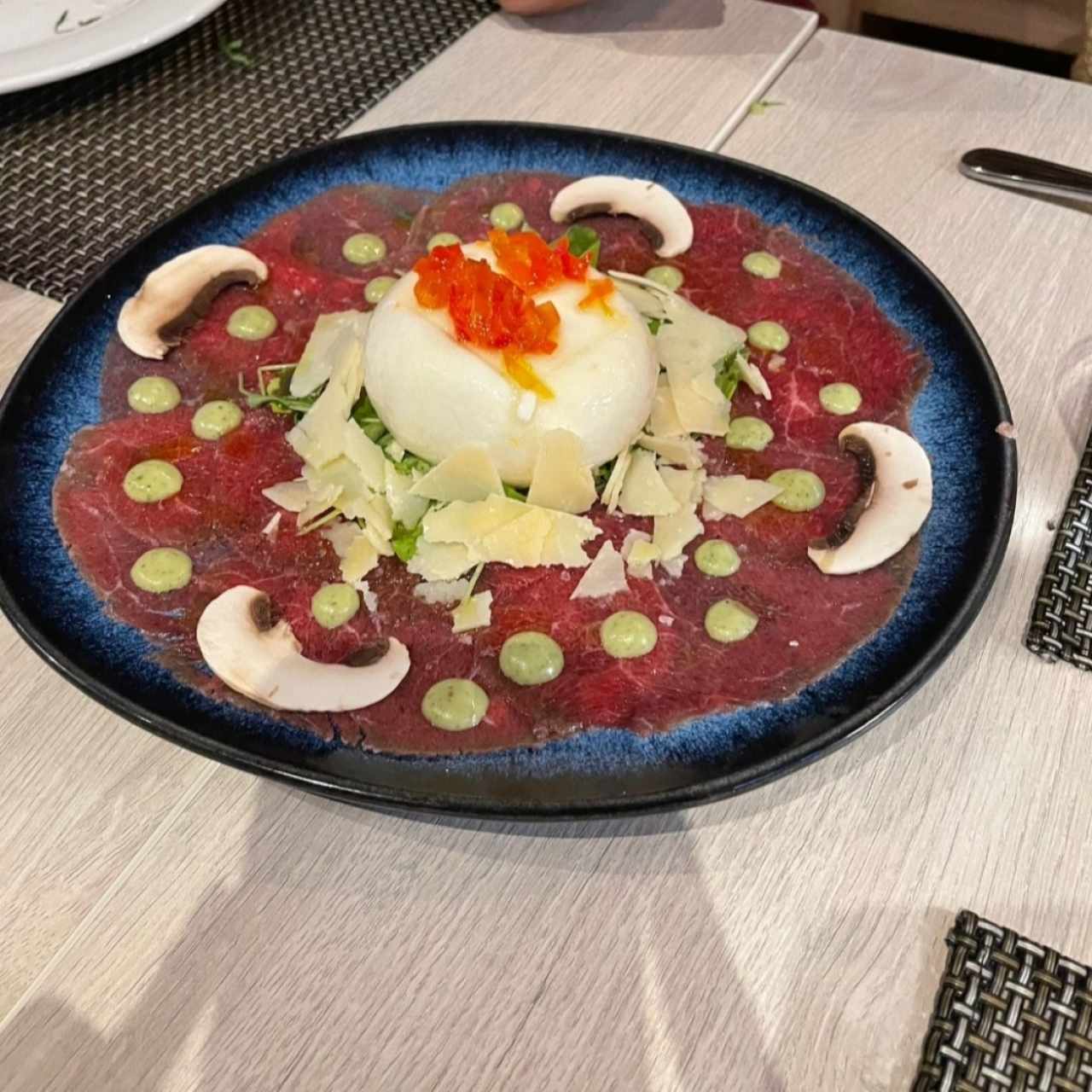 Carpaccio di Manzo con Burrata Trufada