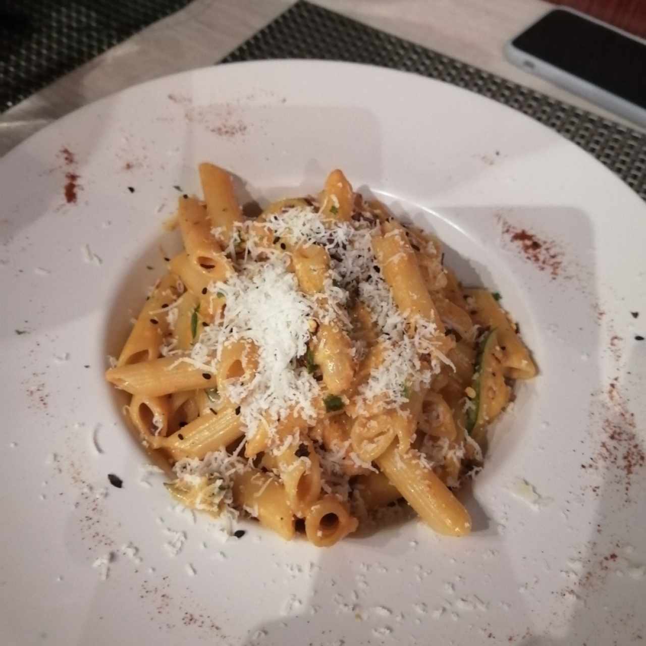 Penne con salmón y zucchini 