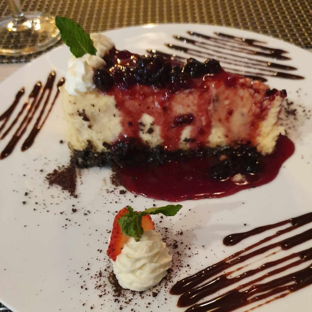 cheesecake frutos rojos sobre chocolate