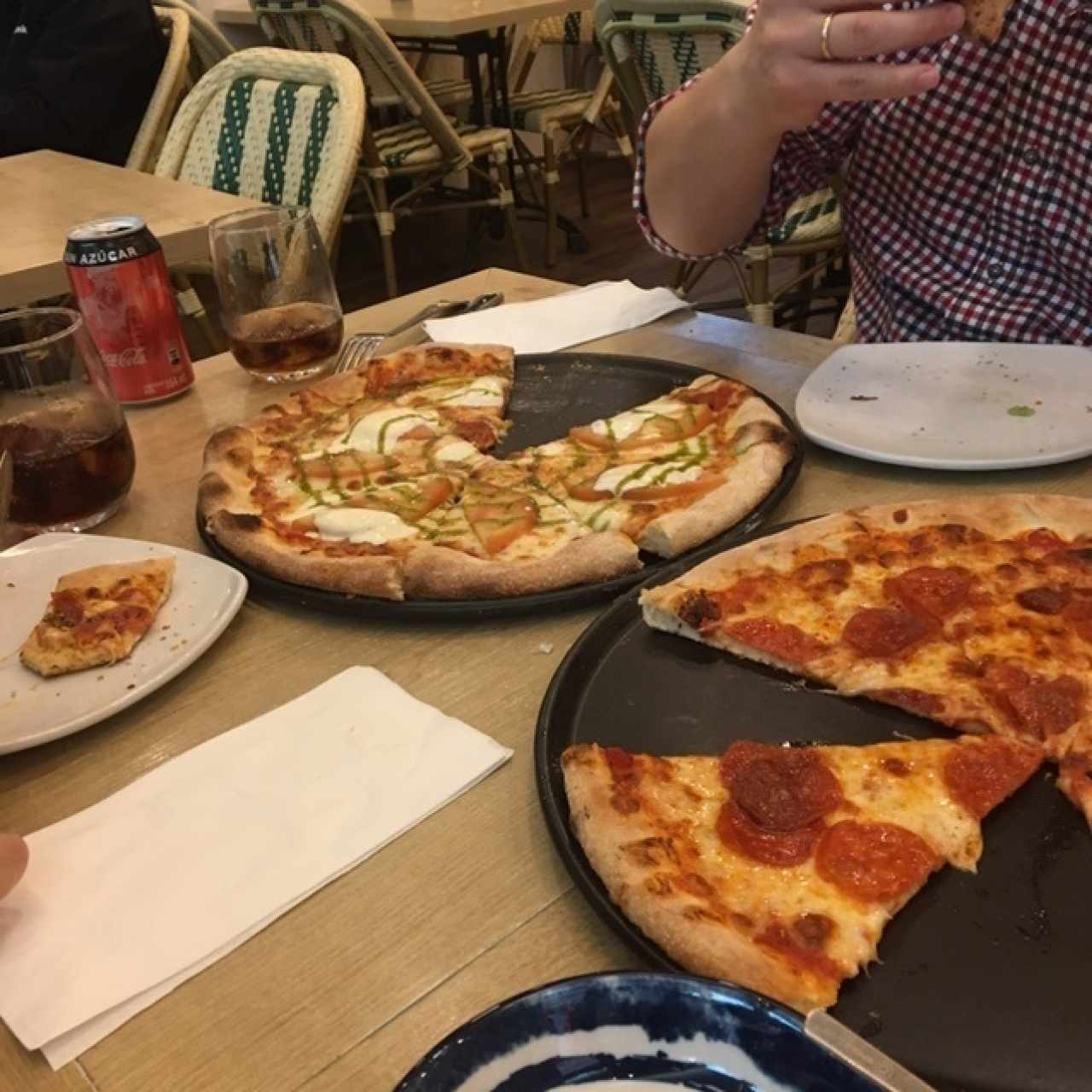 pizza caprese y peperoni