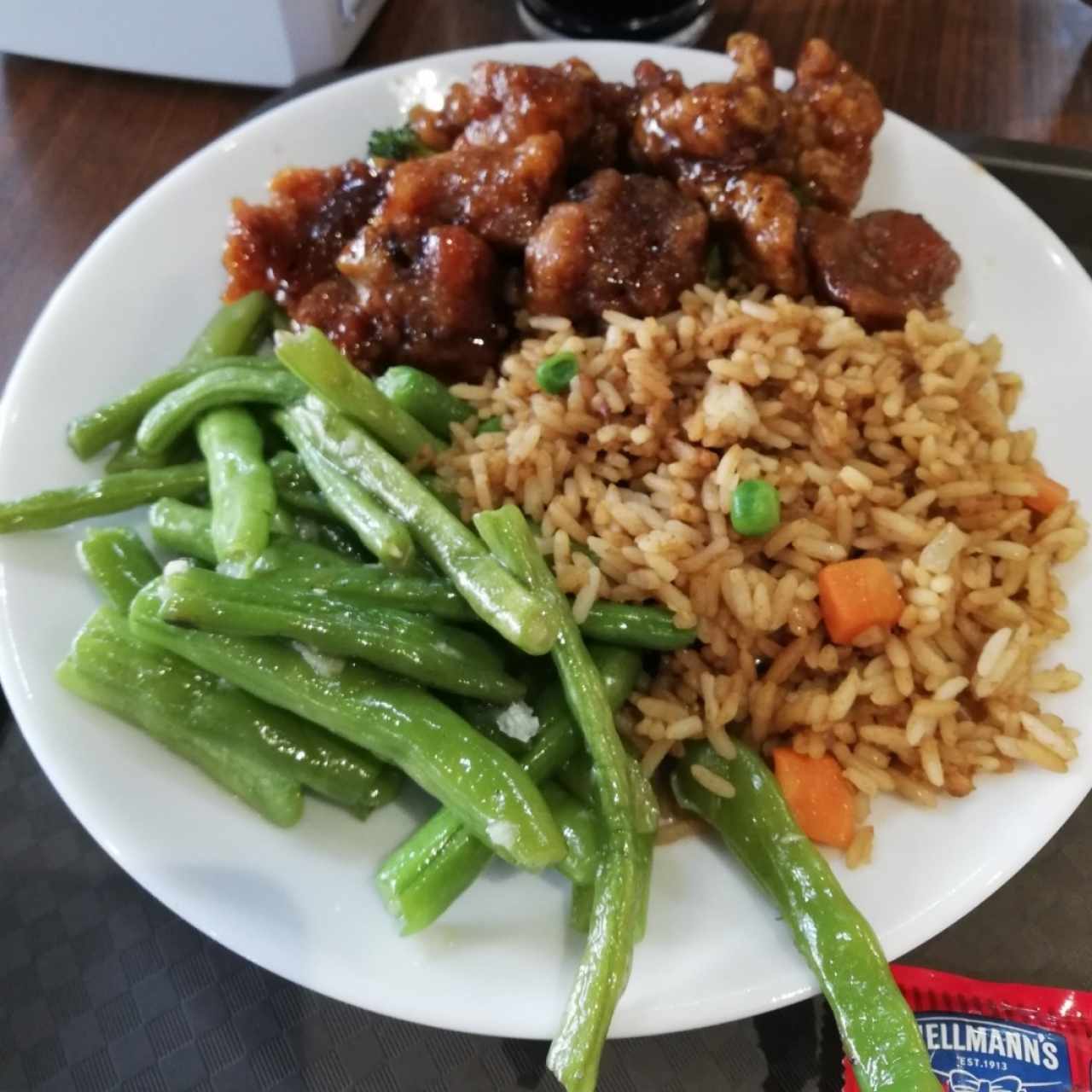 Arroz frito, habichuelas y costillitas agridulces