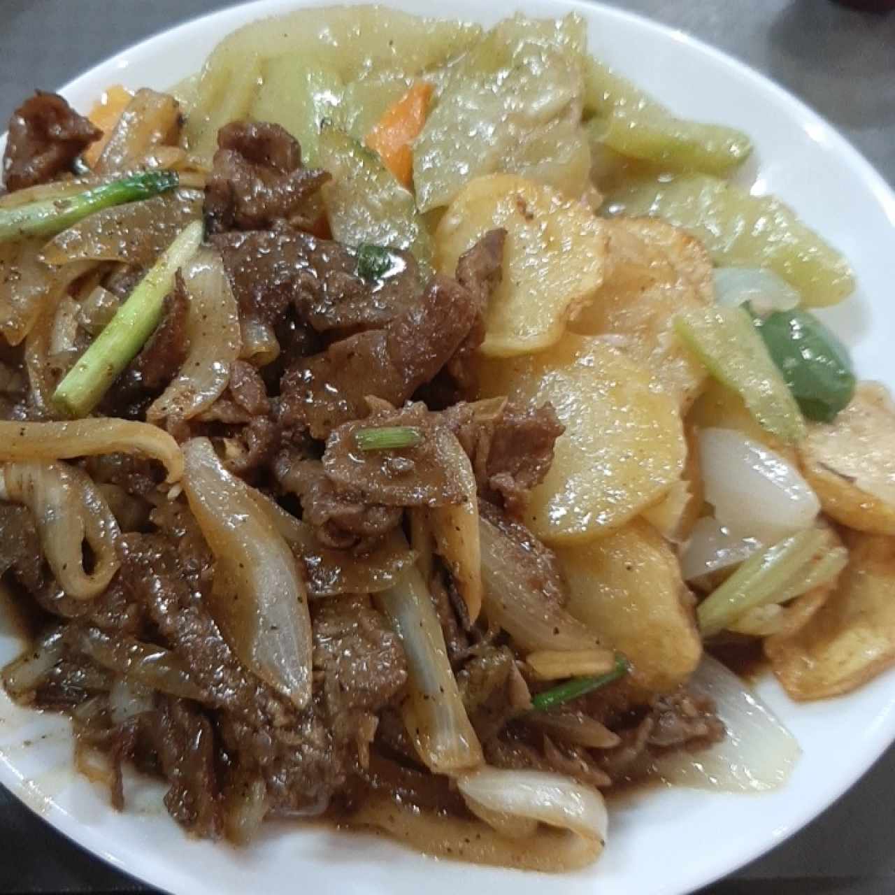 Carne a la Mongola con papas y vegetales