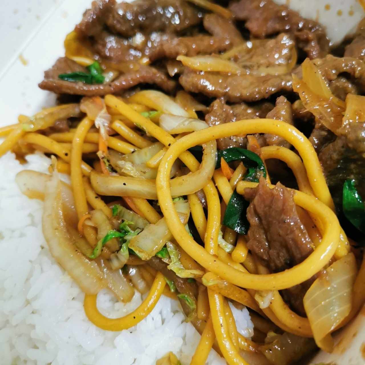 mongolian beef, fideos y arroz