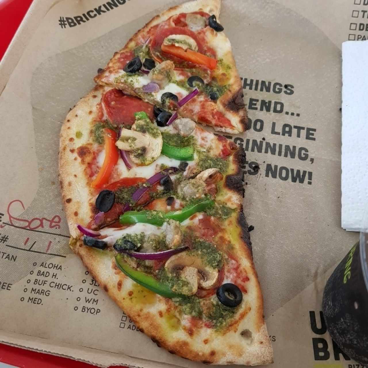 pizza con peperoni y vegetales.
