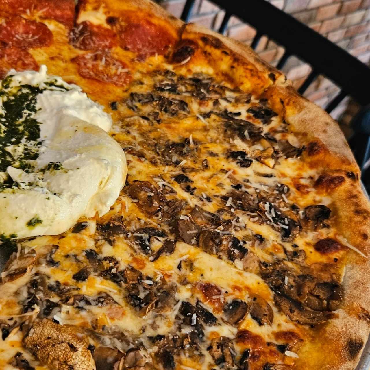 pizza burrata familiar mitad pepperoni/hongos 
