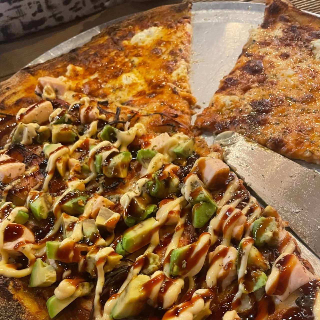 Pizza mitad 7 quesos, mitad tsunami