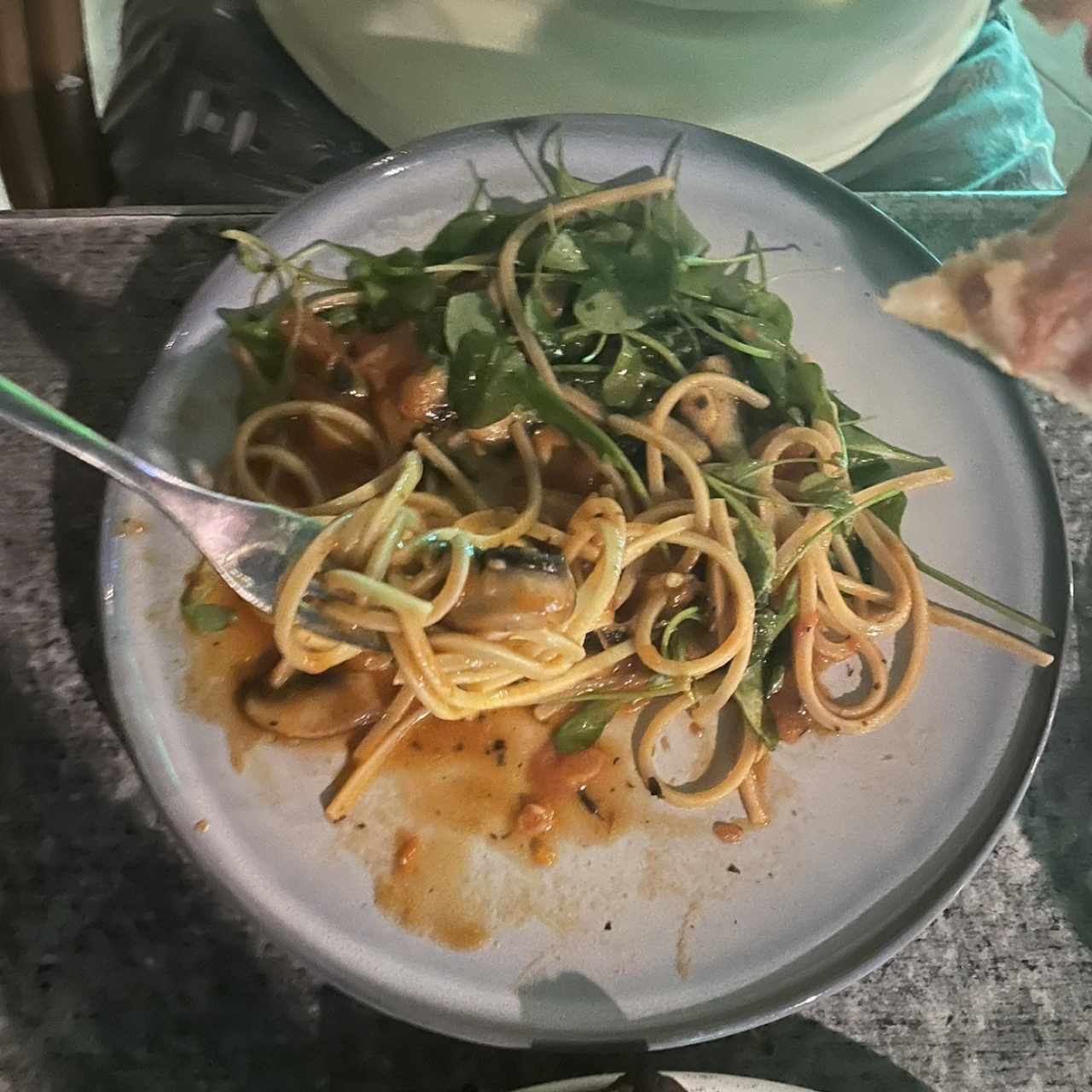 Spaguetis napolitanos con portobleo y rugula 