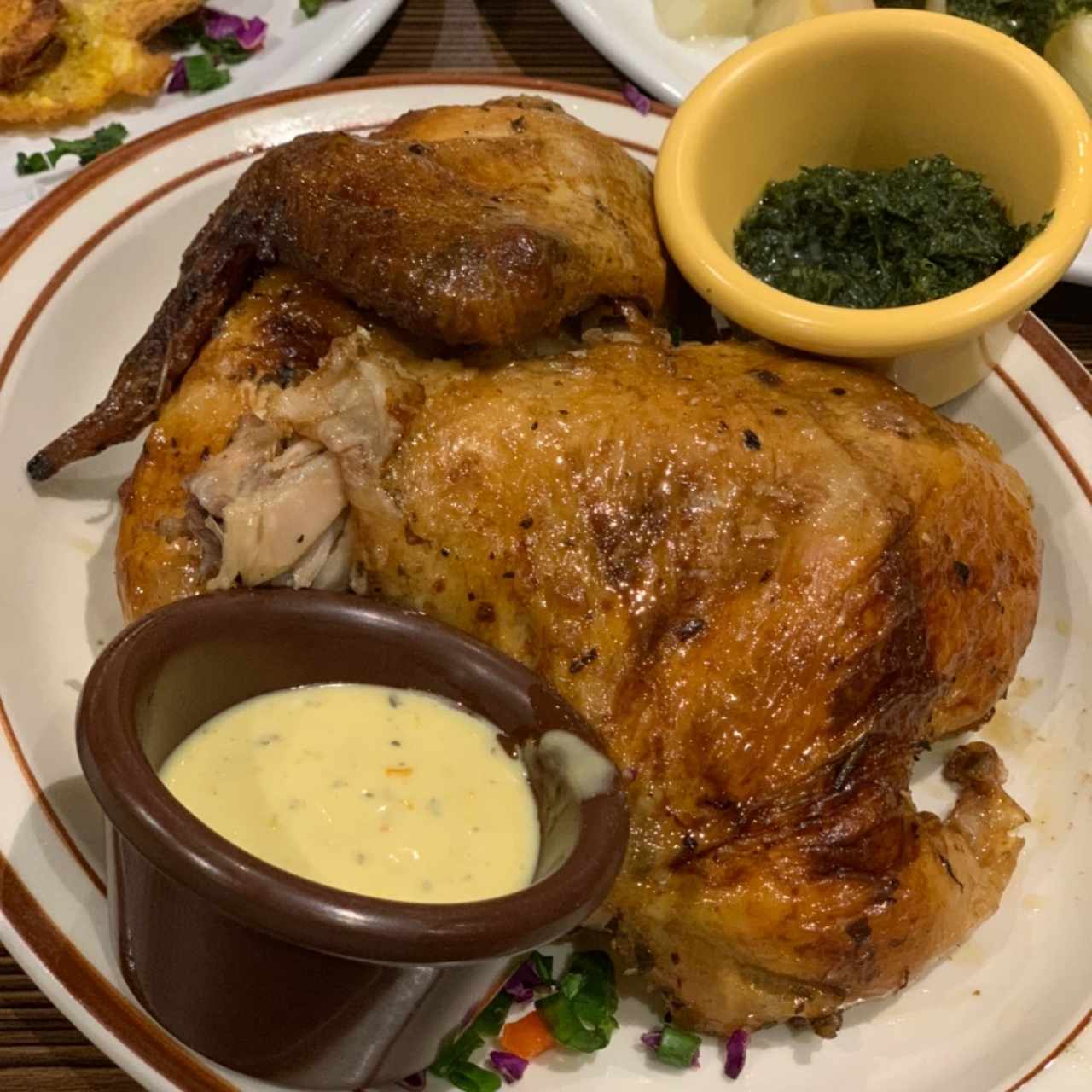 El Pollo estaba caliente, bien Rostiasado, jugoso y muy bueno