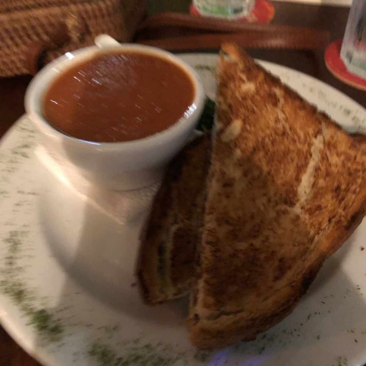 sopa de tomate y emparedado (no es el nombre oficial, no lo recuerdo al momento)