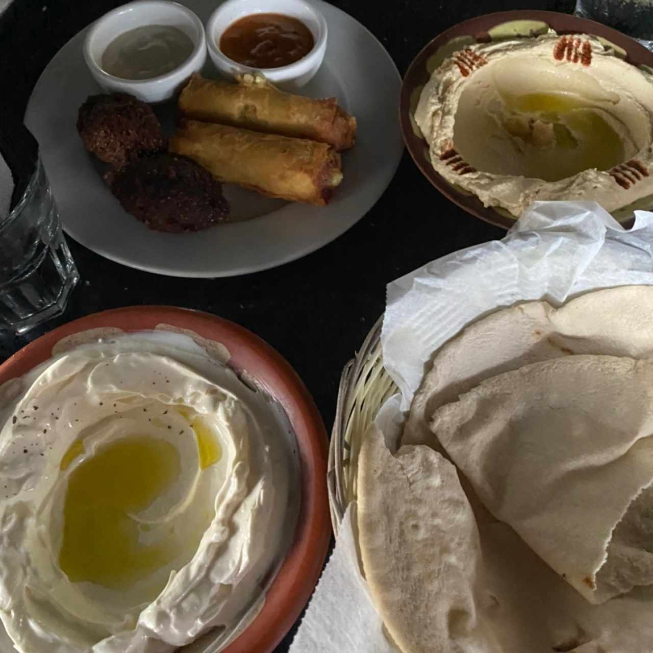 Labne, hummus y kibbeh frito