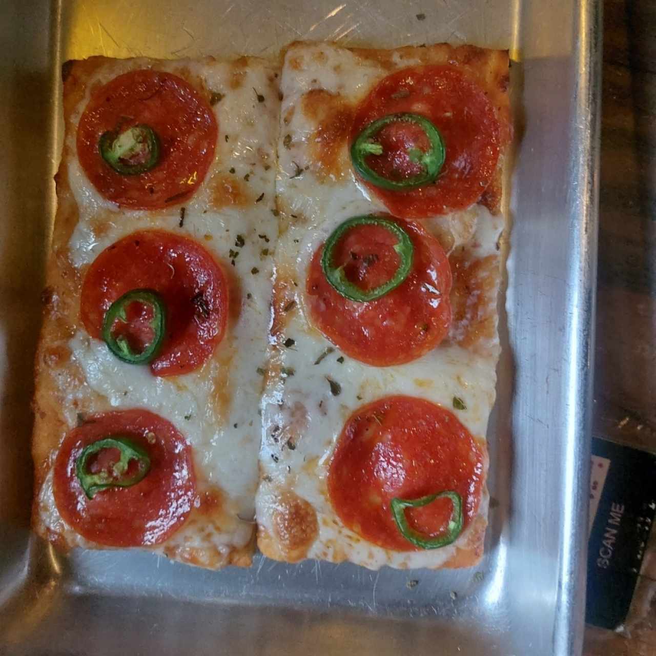 peperoni jalapeño pizza