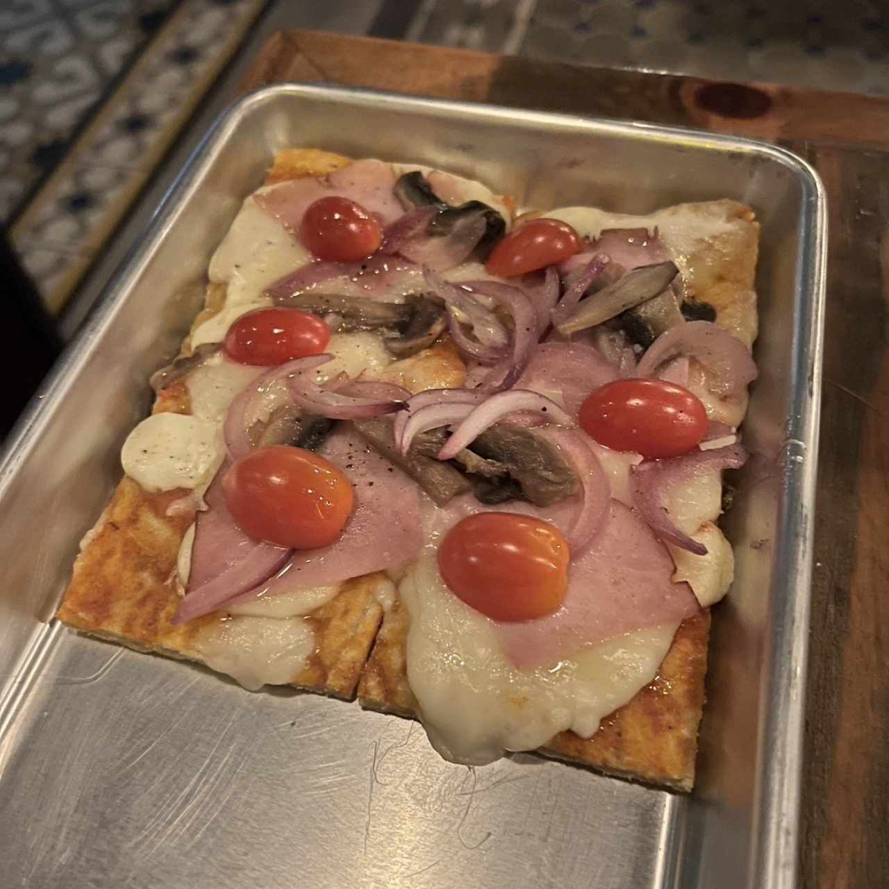 Pizza de jamón con vegetales