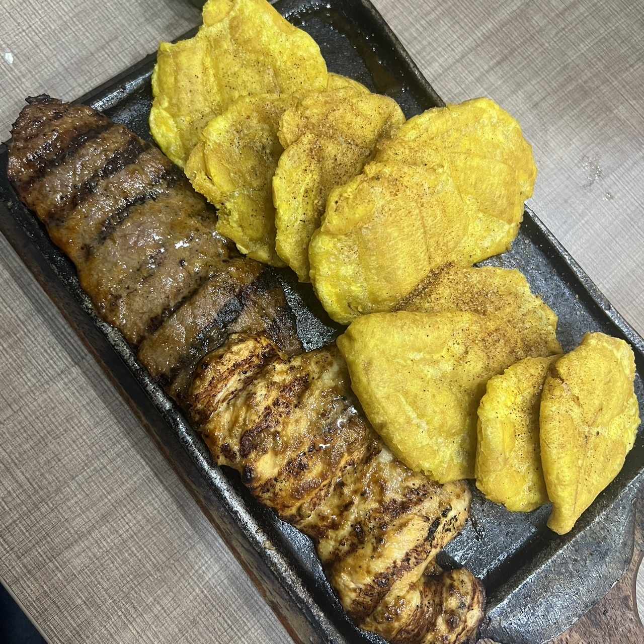 Promo carne + pollo. 2 acompañamientos 