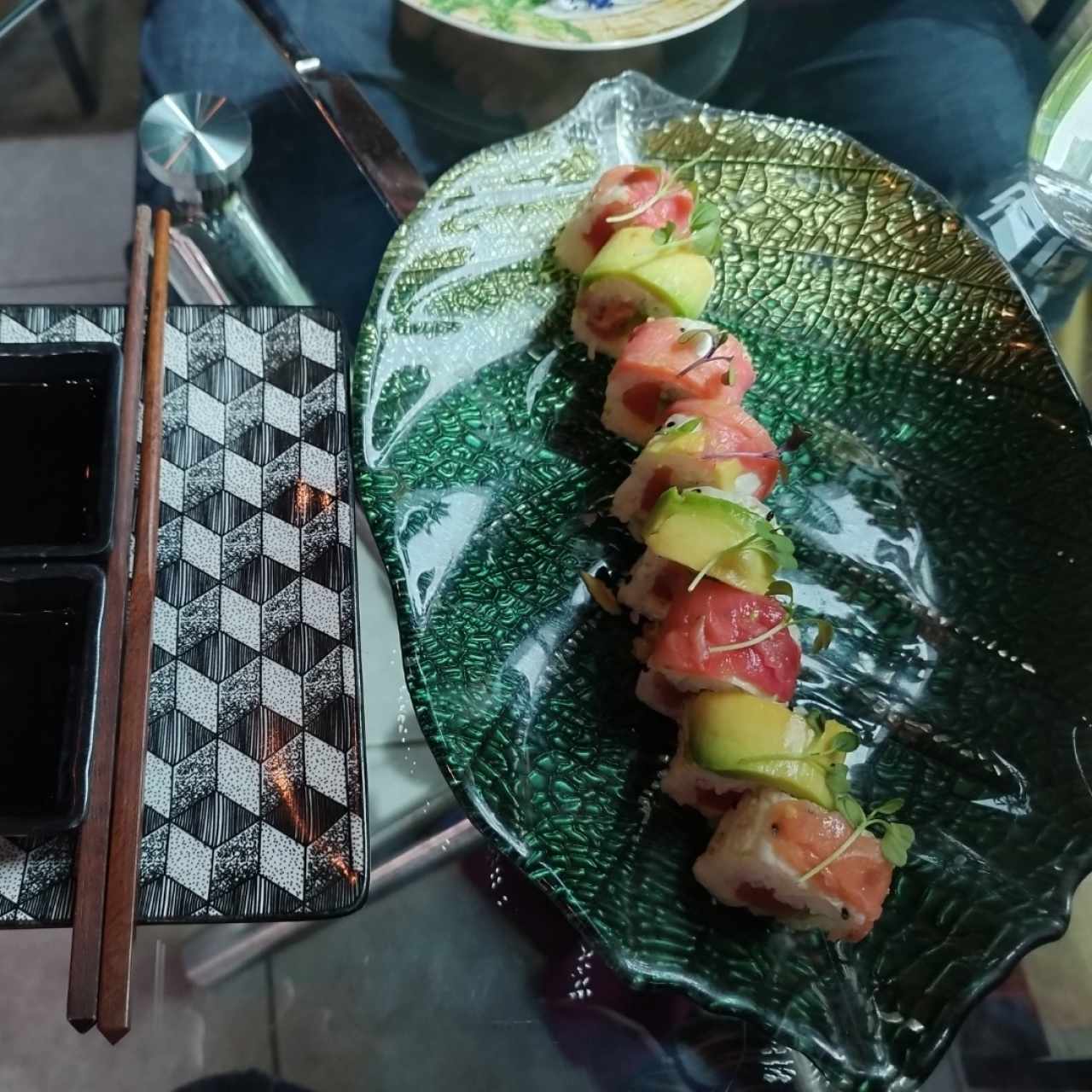 Rollos de atún fresco, salmón y aguacate