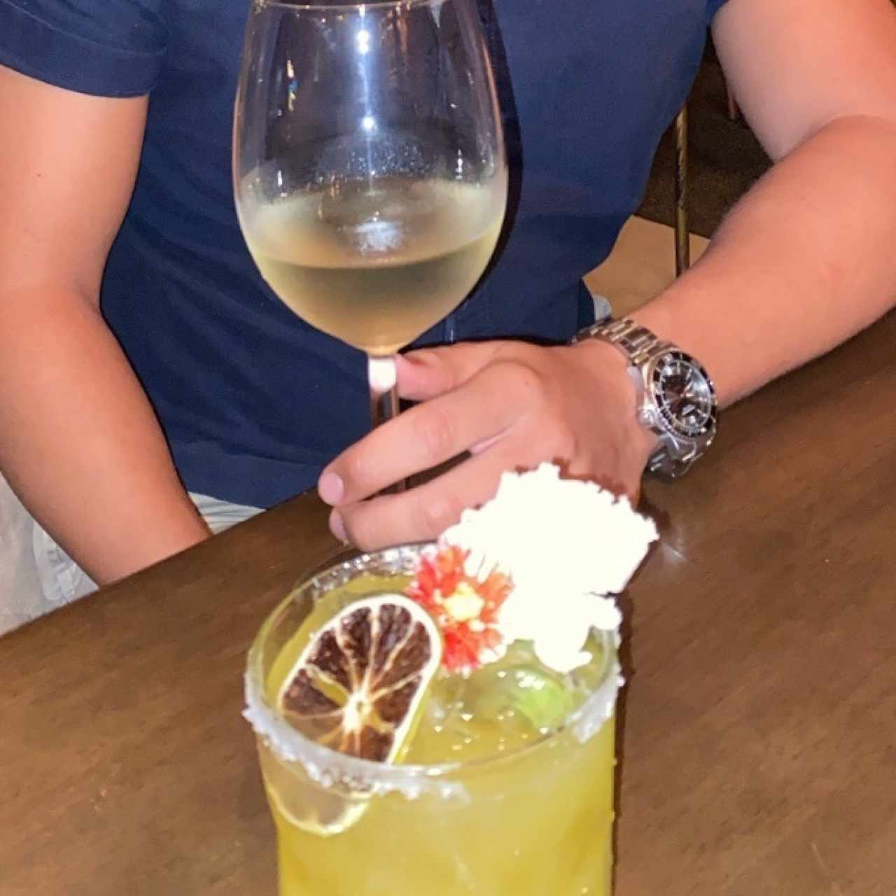 Margarita de mango y copa de vino blanco