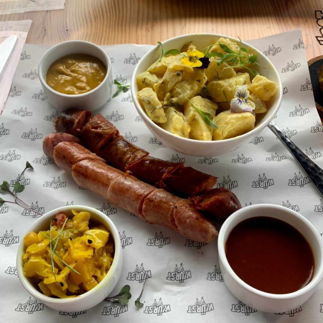 Degustación - Plato Alemán, las Salchichas iba muy bien acompañadas de las salsas, la ensalada de papa me parecio muy buena, el chukrut me hubiera gustado algo un poco mas acido.