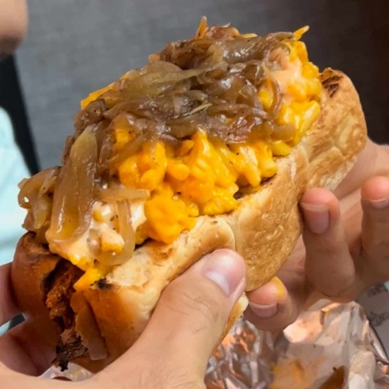 Hot Dog Mac And Cheese (Versión Veggie) con un extra de cebollas caramelizadas