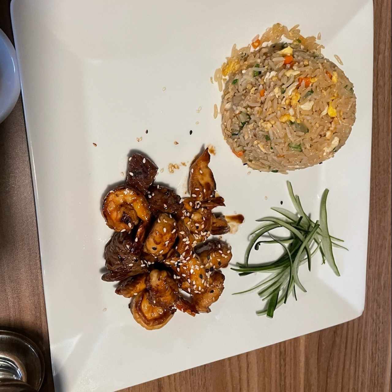 TEPANN-YAKI MIXTO (Langostinos, pollo y res, con arroz salteado con vegetales)