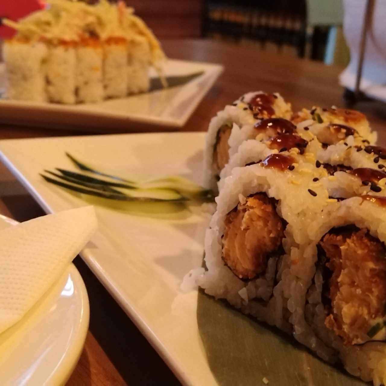 Sushi Rolls - Crispy Salmón (derecha) y Sushi Rolls - Dinamita (izquierda) 