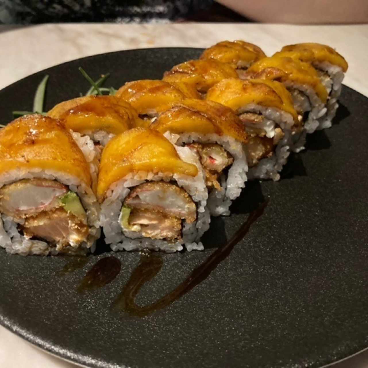 Roll con Platano camaron tempura y Salmon