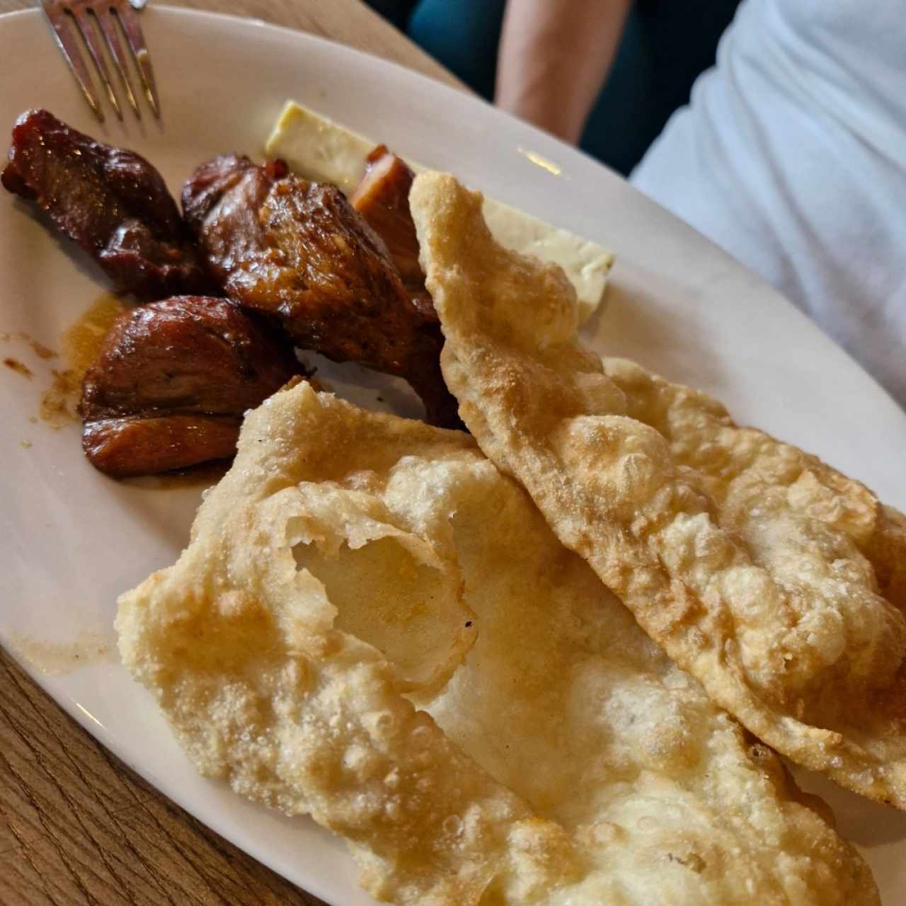 Hojaldra y Puerco Ahumado con Queso blanco