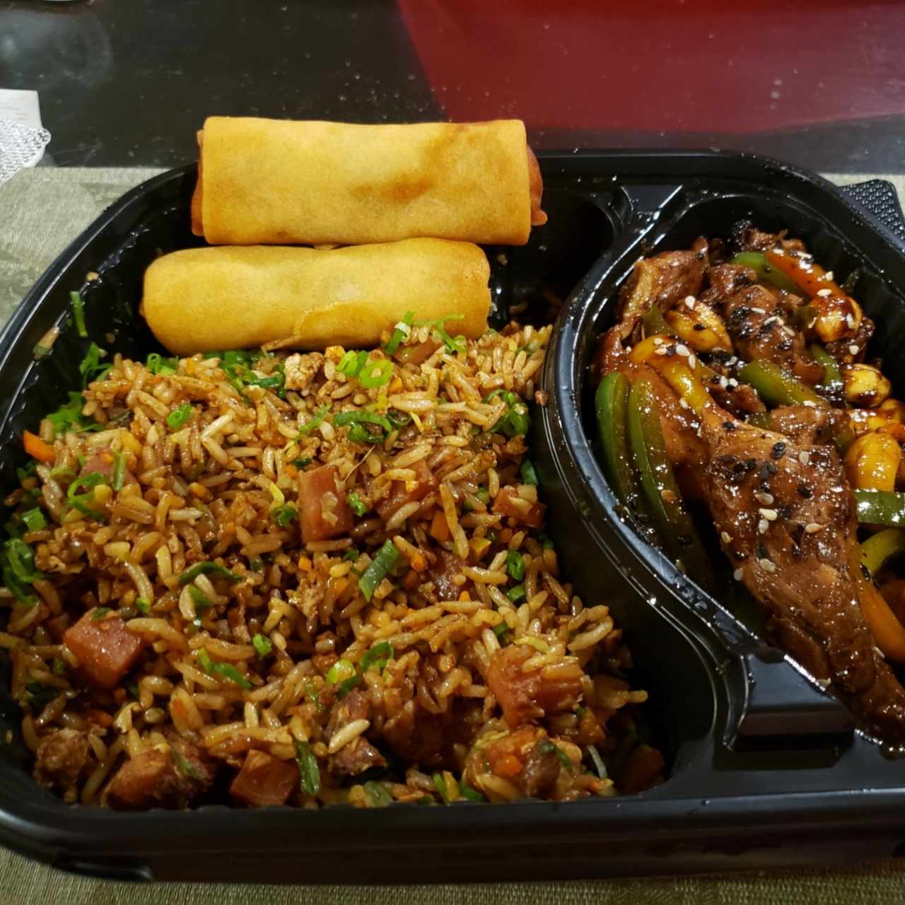 Rollitos primavera + Pollo al estillo Kung Pao con arroz frito