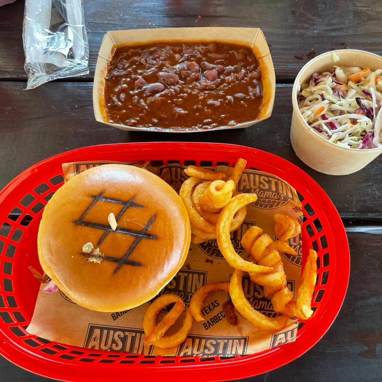 Sandwich de pulled pork, papitas y bbq beans