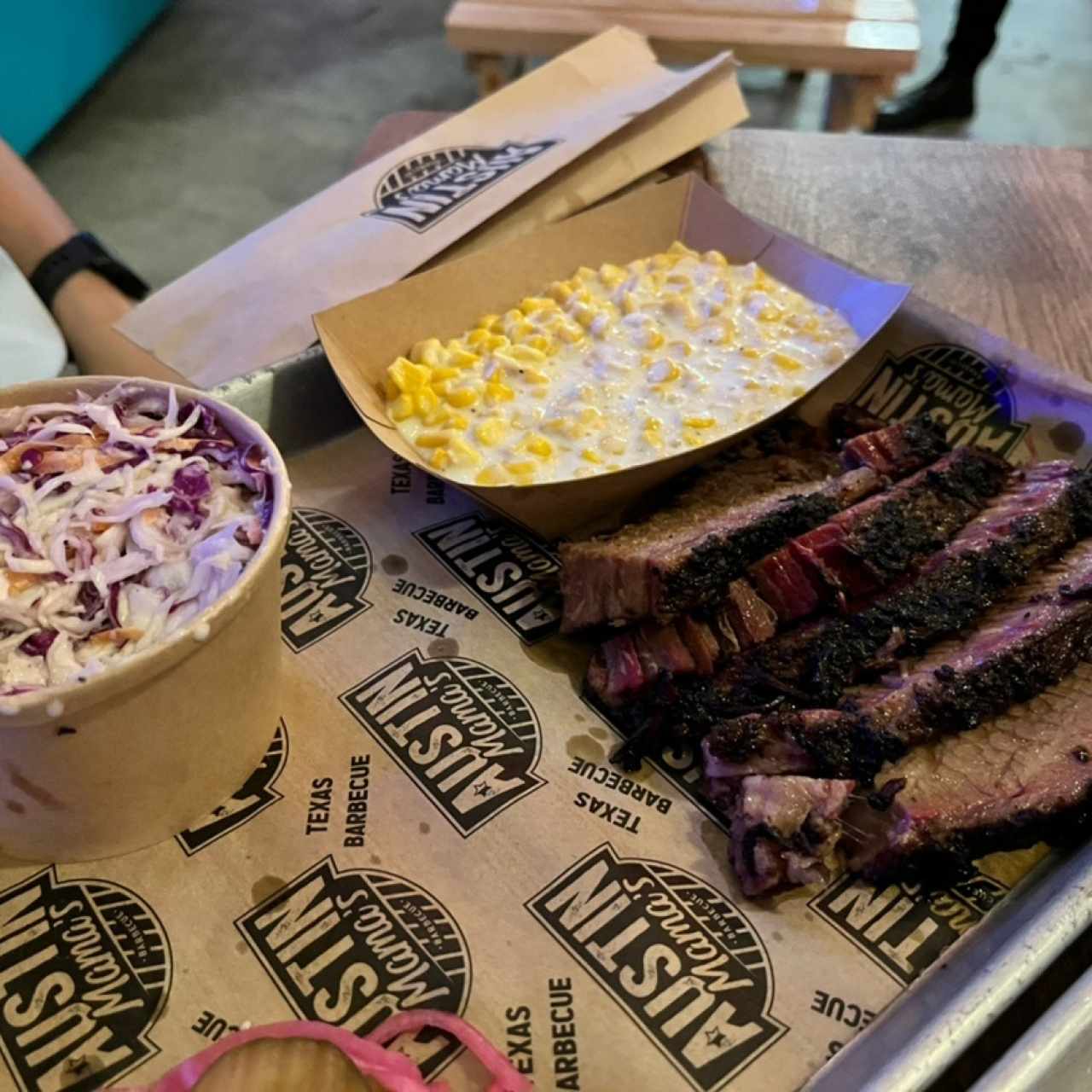 Brisket, cream corn y cole slaw