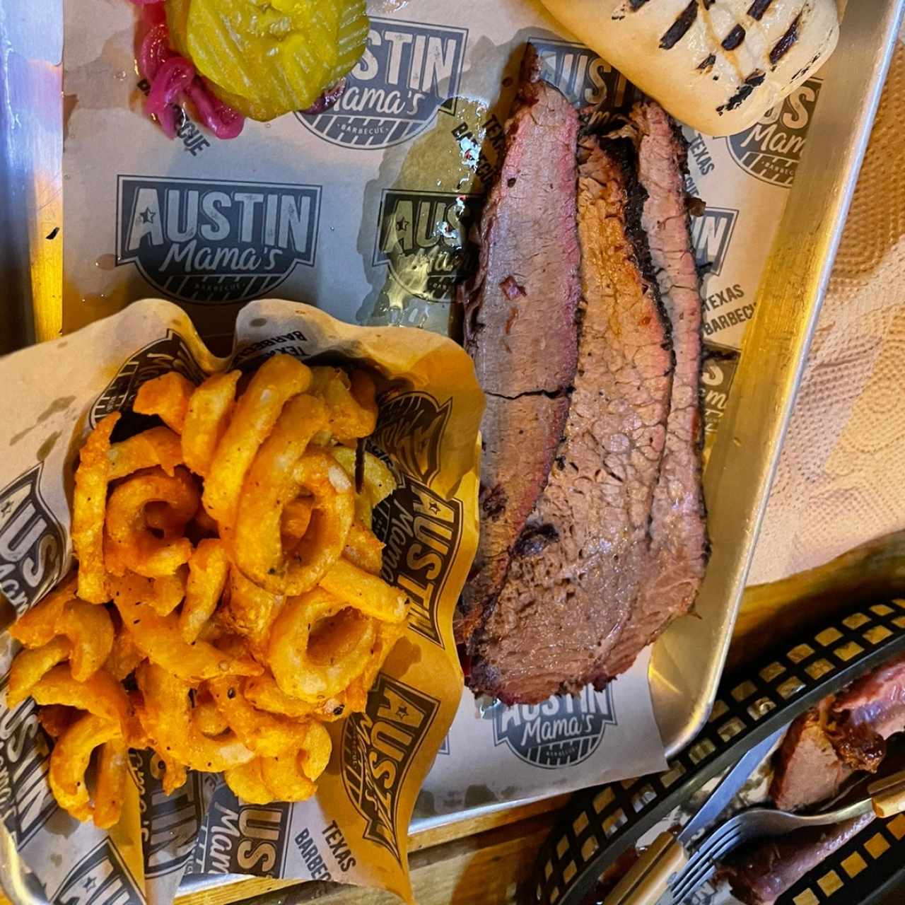 1/2 Lb Prime Brisket y curly fries