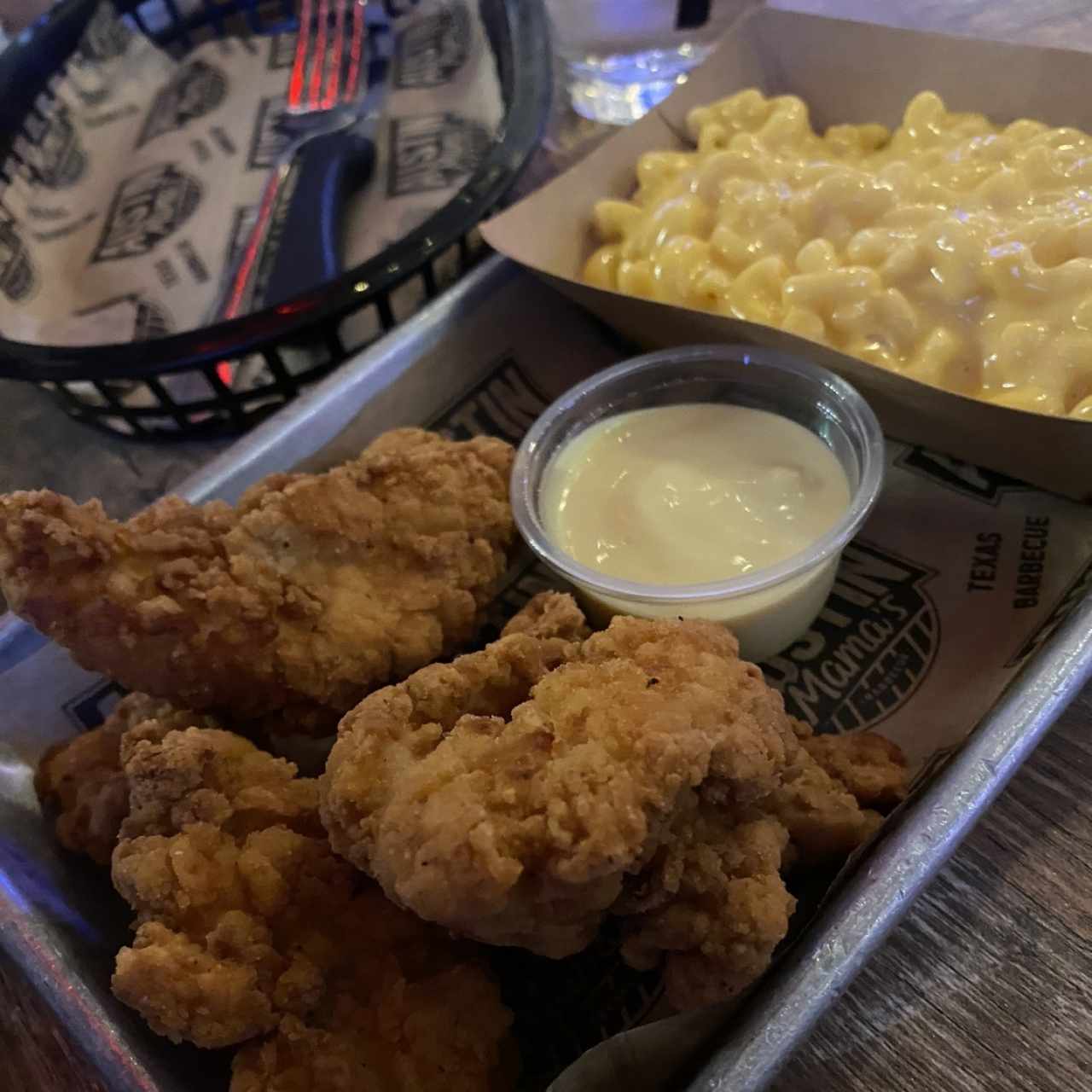 Chicken tenders con mac & cheese