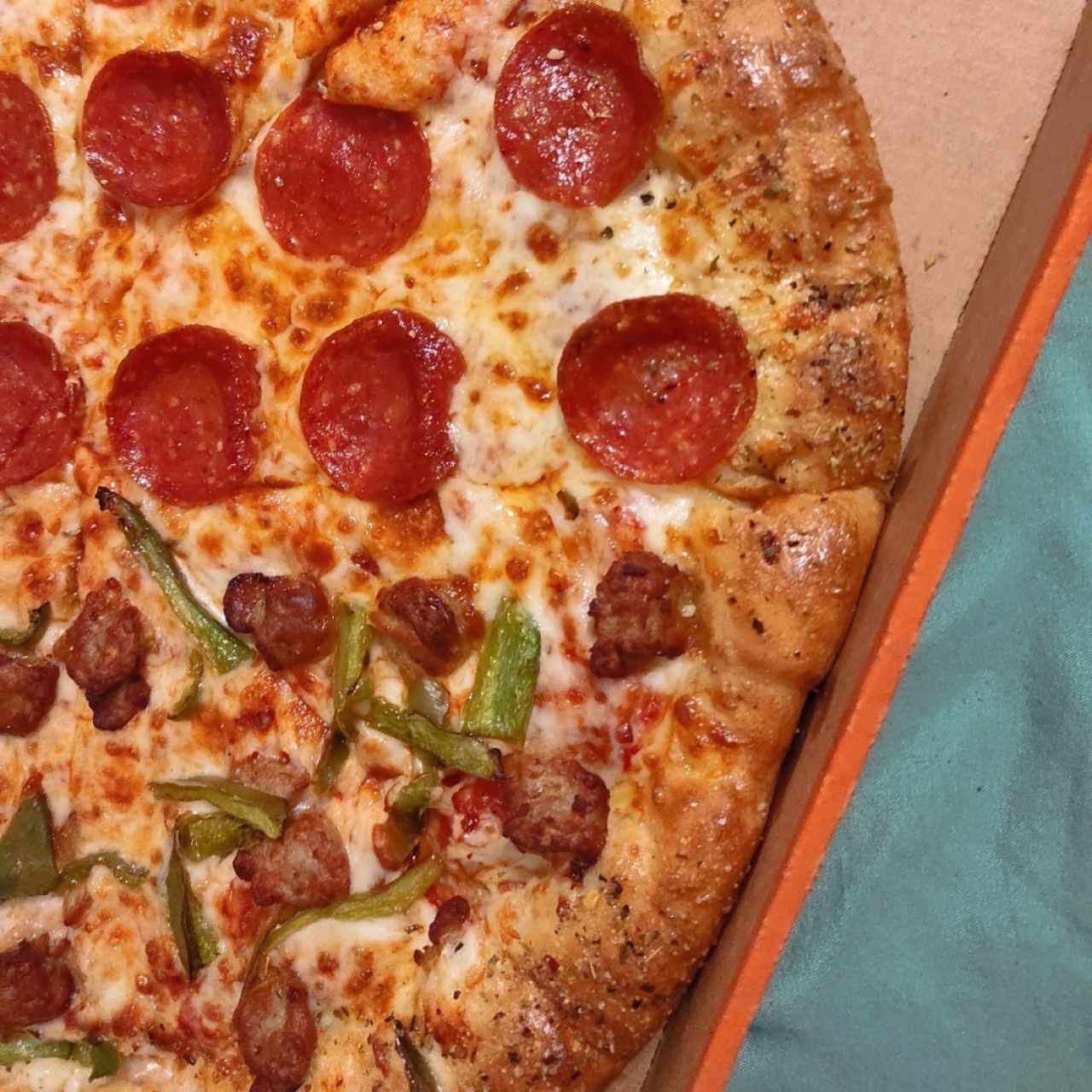 Pizza familiar doble sabor, Pepperoni y ultimate supreme con borde de queso.