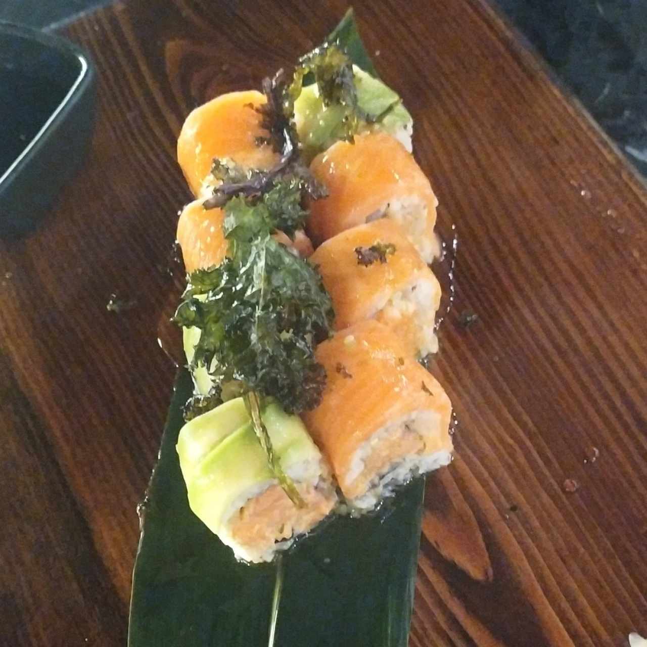 Sushi ahumado con madero de manzano