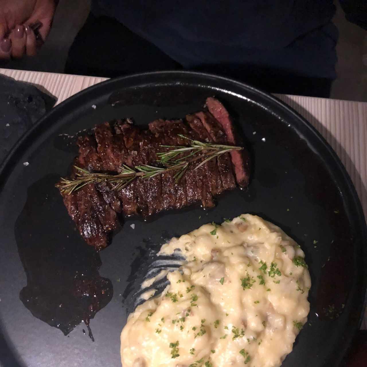 New York Steak con puré de papas rústico