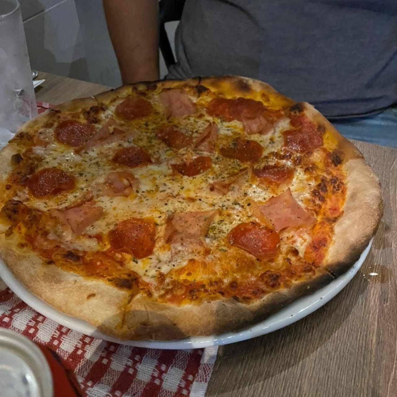 Pizza de pepperoni y jamón