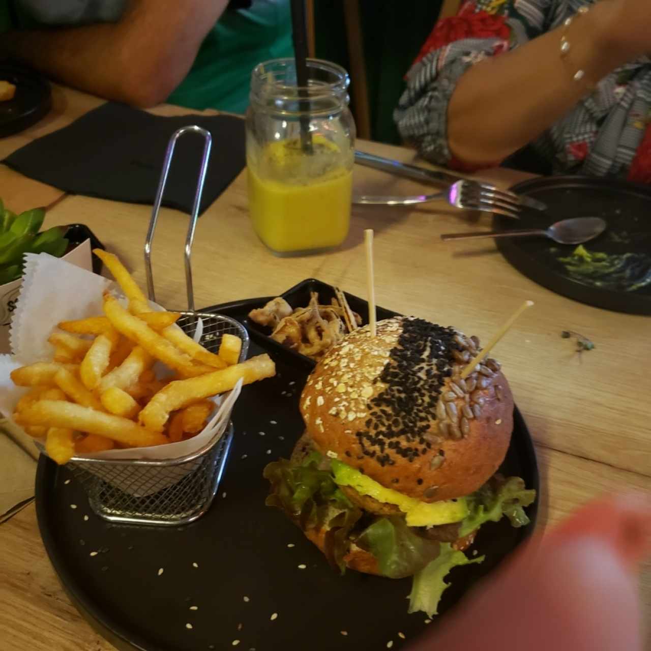 hamburguesa vegano con crujiente papa fritas