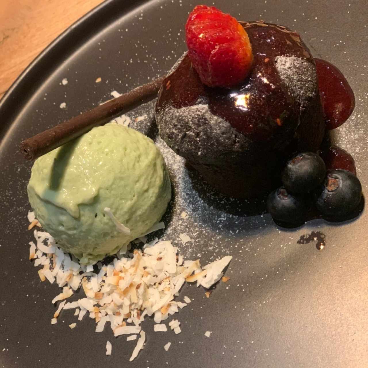 Bizcocho de chocolate con helado de aguacate