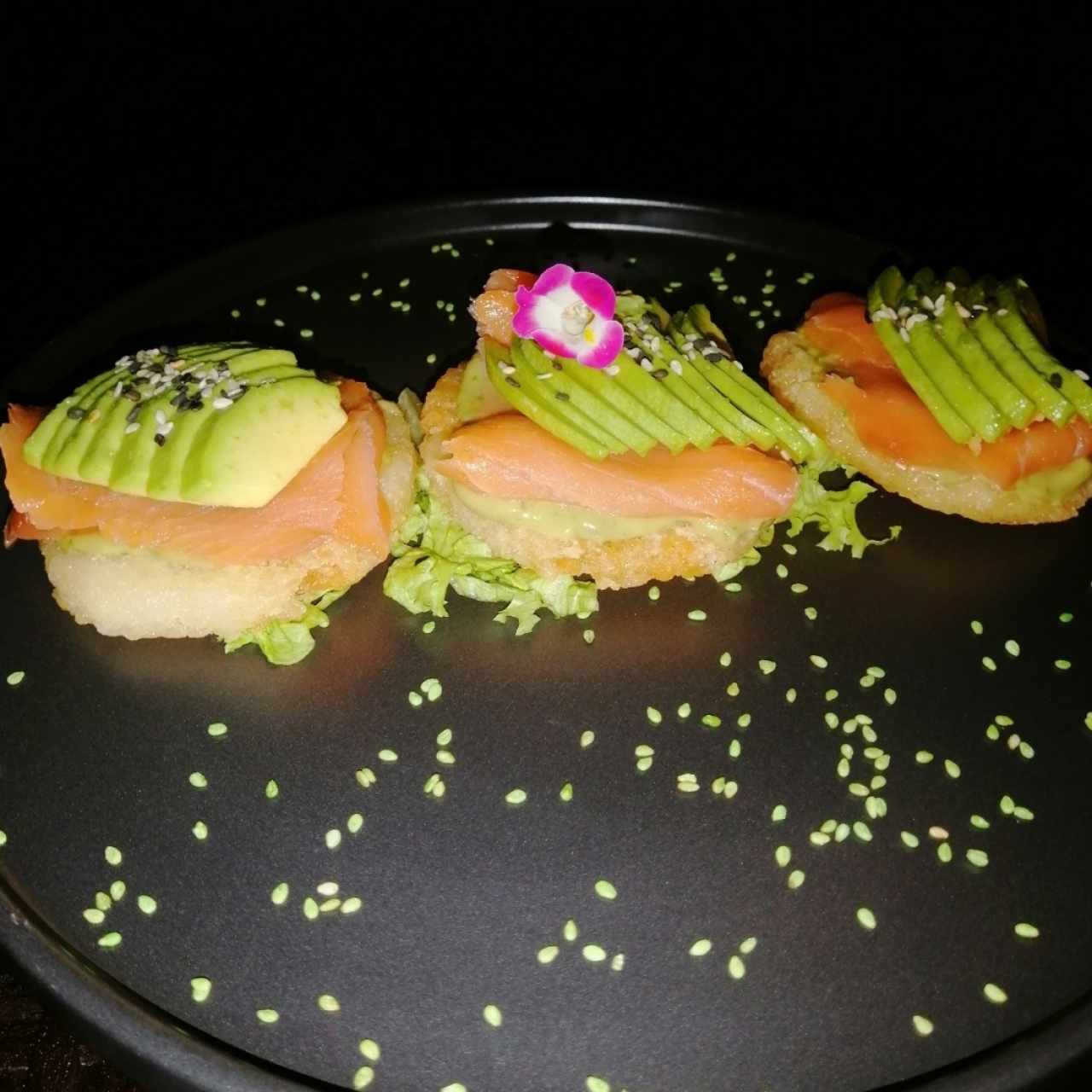 Pizza de arroz crocante con salmón y aguacate suprema ente genial