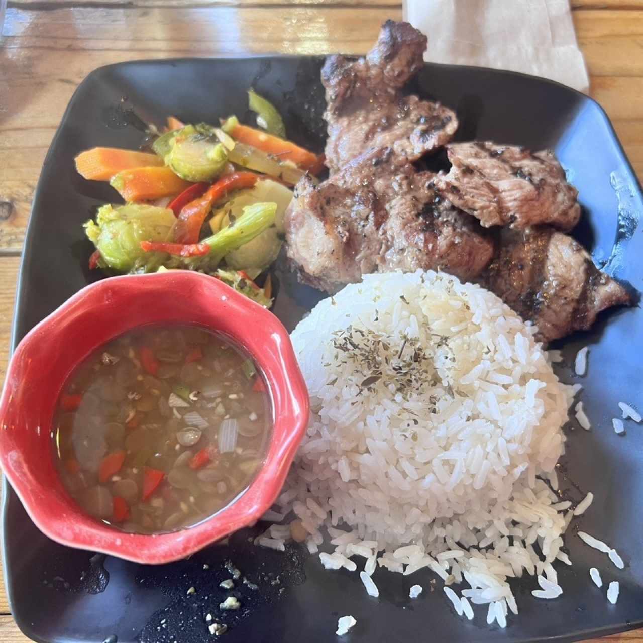 Almuerzo ejecutivo ~ carne asada con vegetales, lentejas y arroz