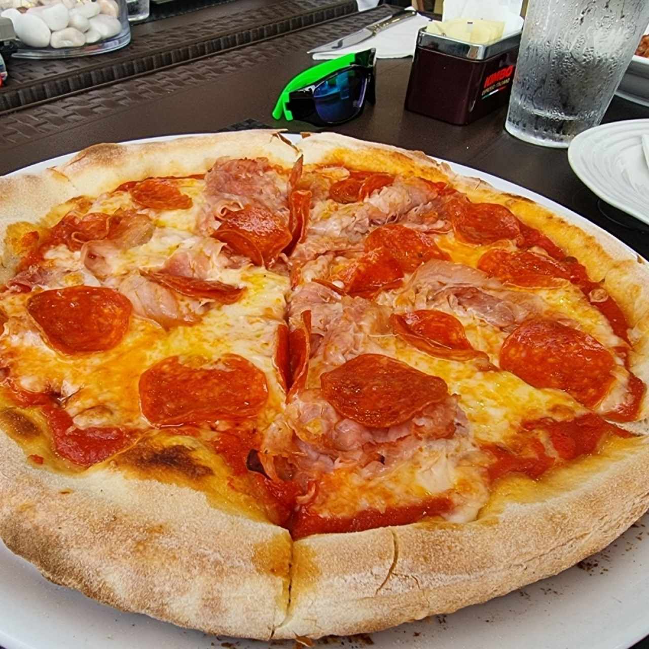 pizza peperonni y jamón 