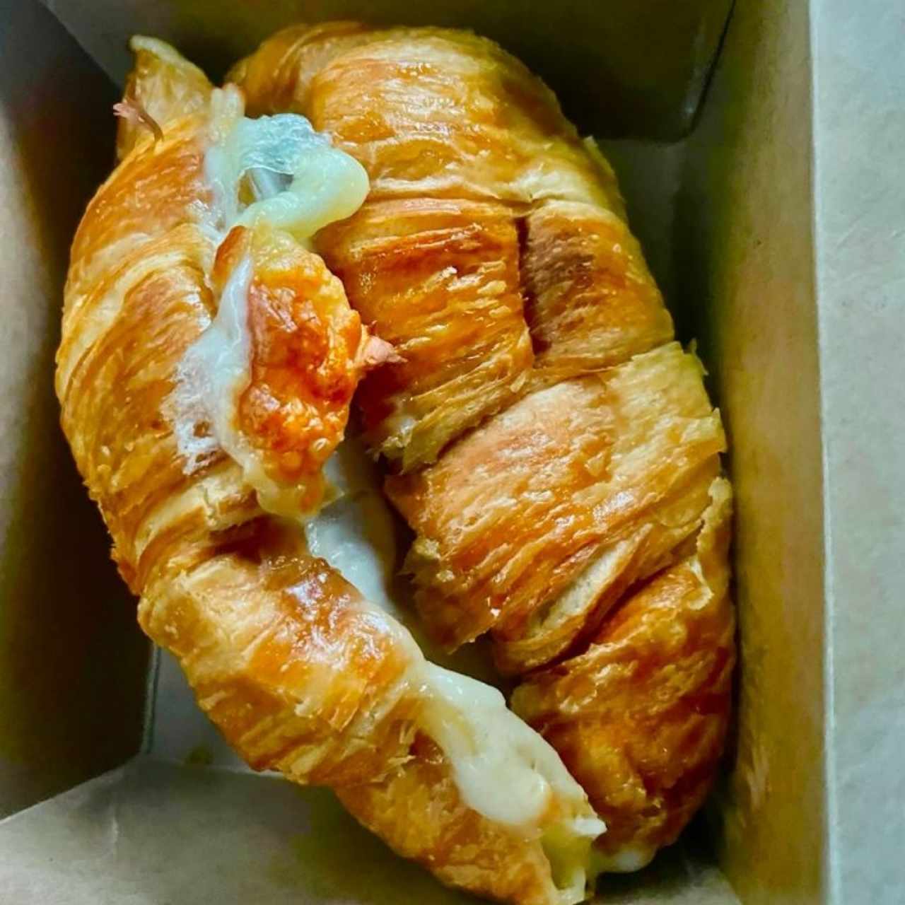 croissant jamón y provolone 