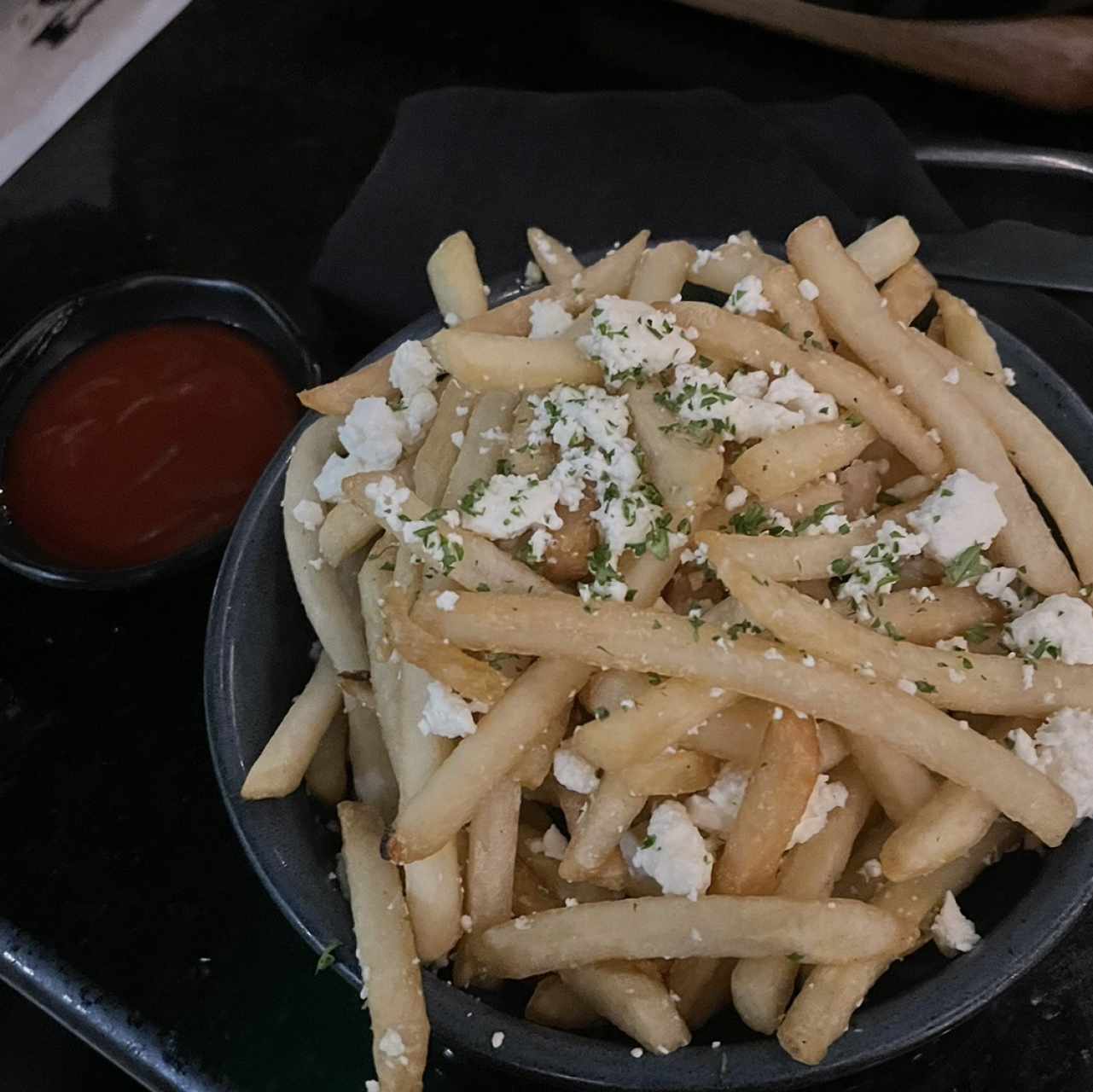 Papas Fritas Trufadas con Queso Feta