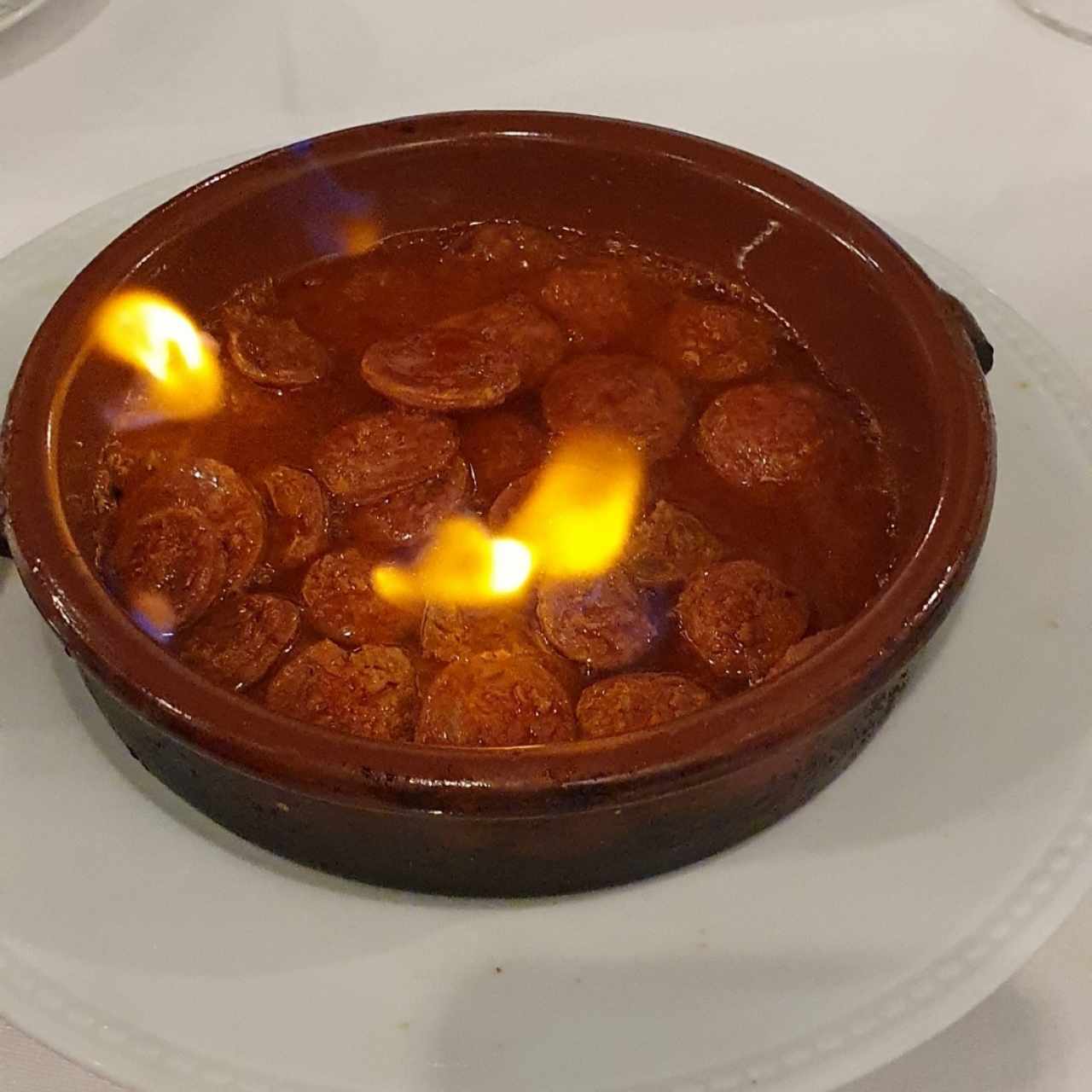Chorizos flambeados al brandi