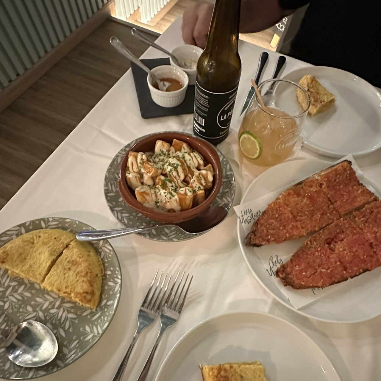 Tortilla Española, Papas Bravas y Pan Entomatado