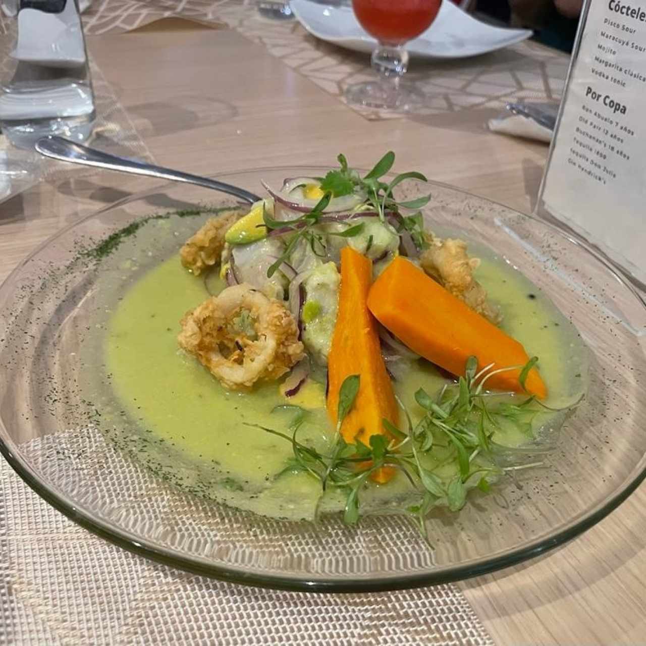 CEVICHE DE CORVINA CON CREMA DE AGUACATE (Preparado en crema de aguacate y chicharroncito de calamar)