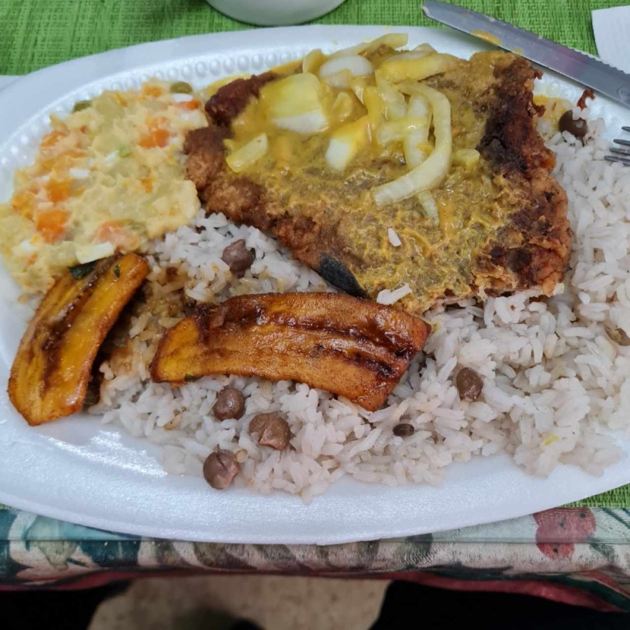 filete escobetch, arroz con guandú, ensala de papas y tajadas