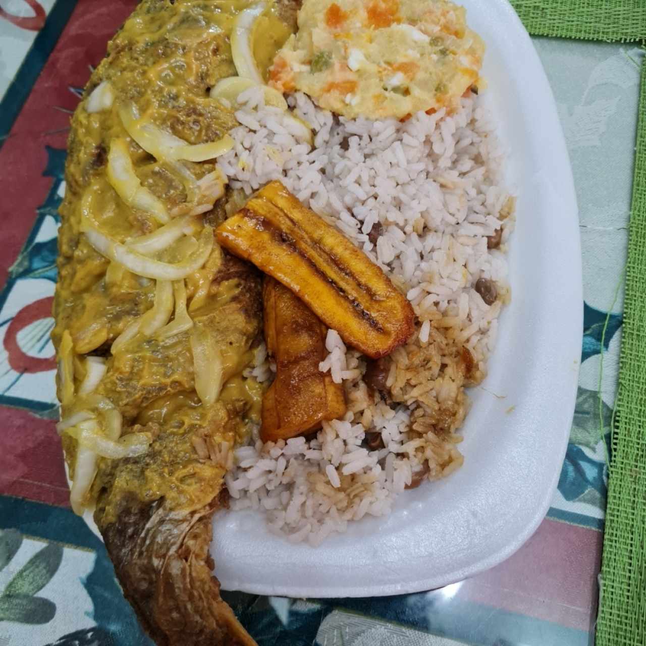 pargo entero escobetch, arroz con guandú, ensalada de papas y tajadas