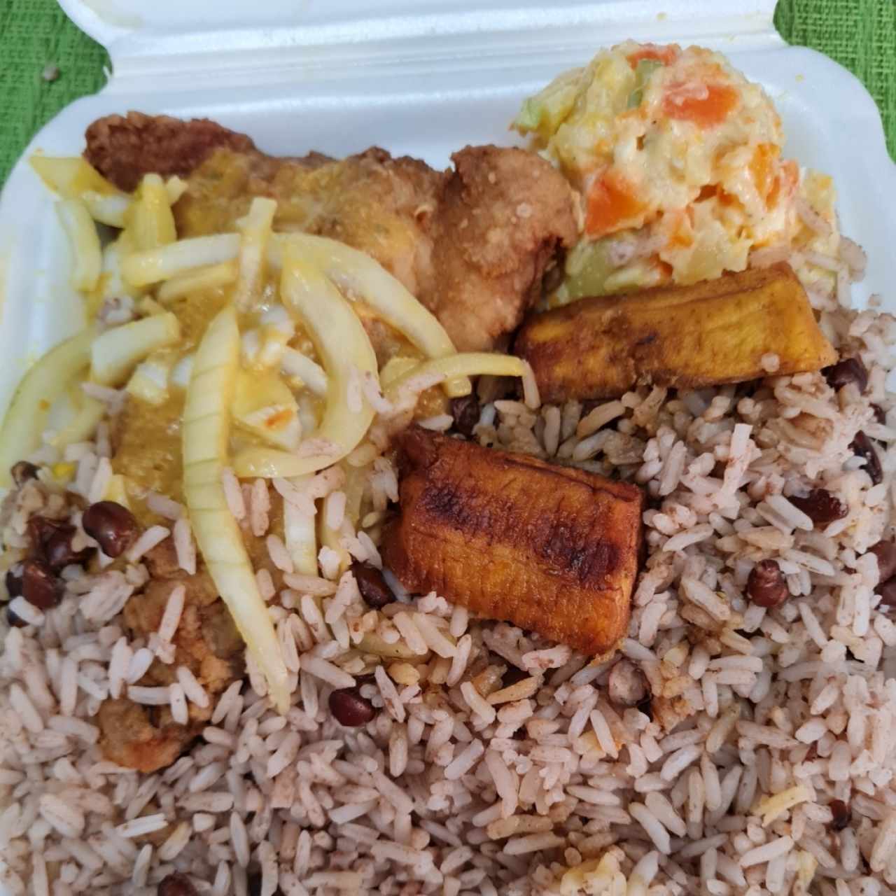 Filete al scobeach con arroz con coco y frijolitos chiricanos, ensalada de papas y maduros