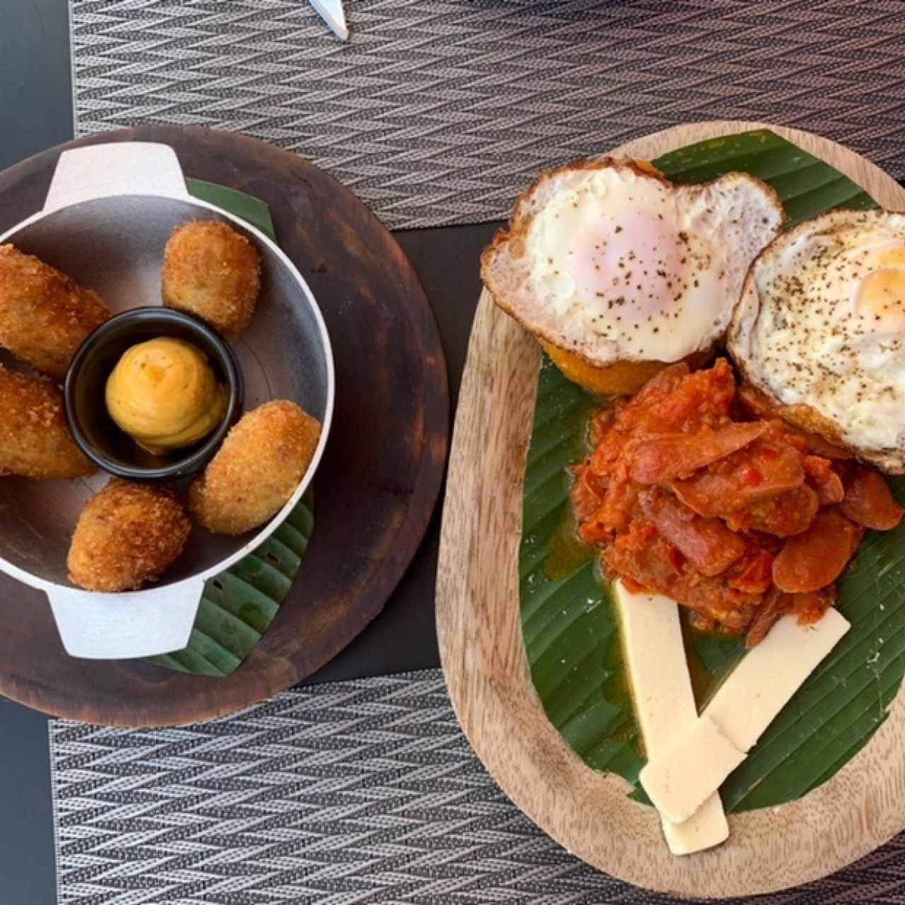 Croquetas de platano maduro con tasajo; tortillas de maiz con huevo, salchichitas guisadas y queso del país