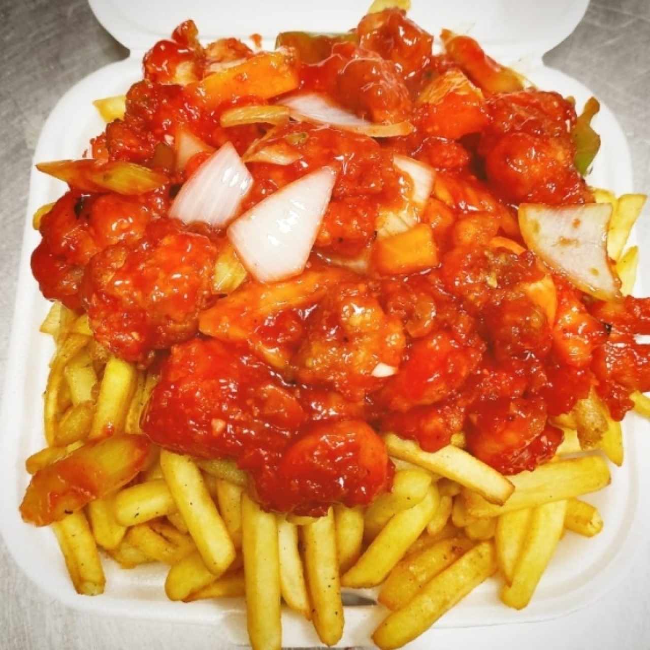 camarones fritos en salsa agridulce con papas fritas