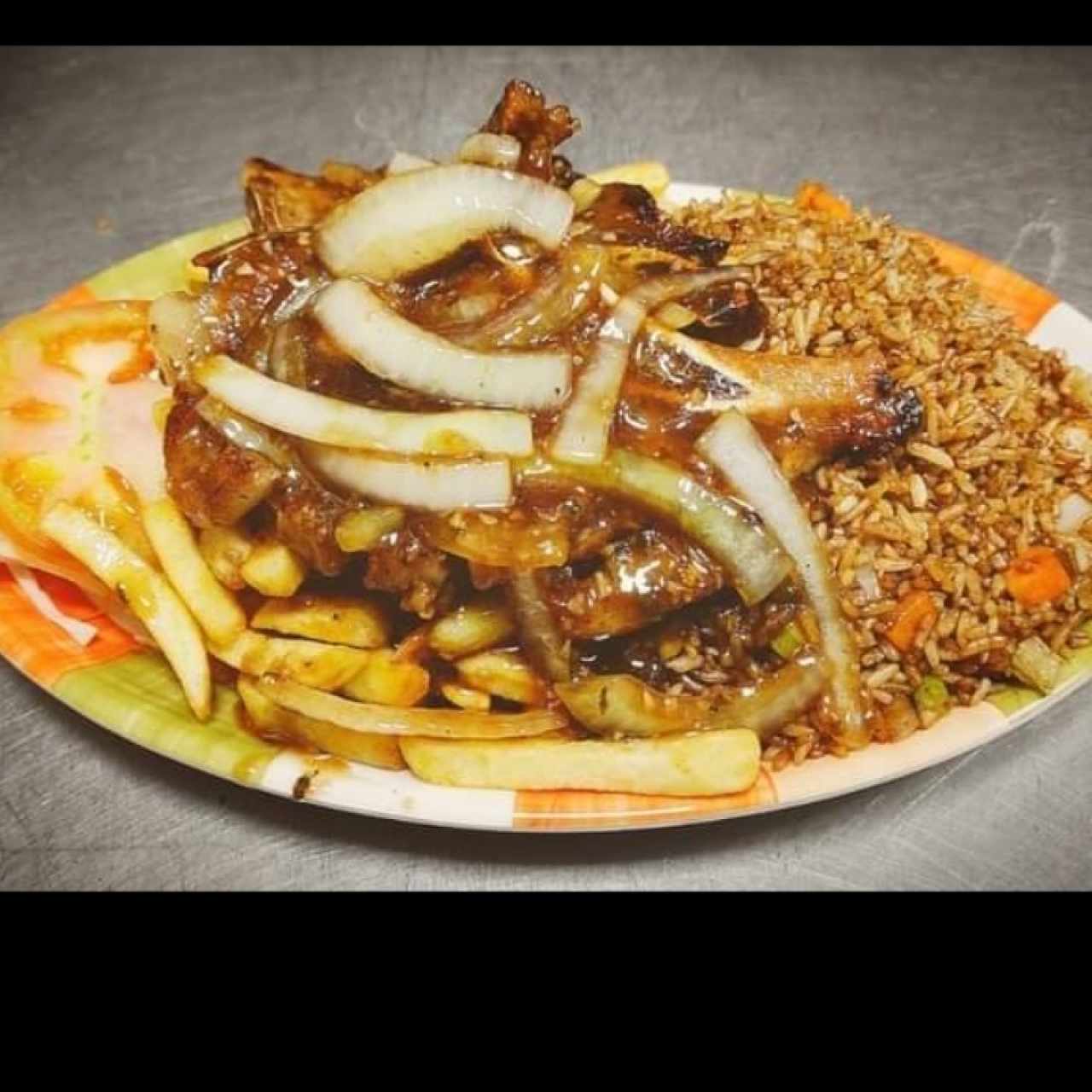 bistec con papas fritas y arroz al estilo chino